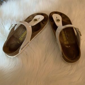 Birkenstock Gizeh in Patent Leather White